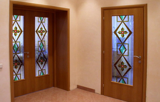 Распашные деревянные двери со стеклянными вставками. Одностворчатое и двустворчатое решение