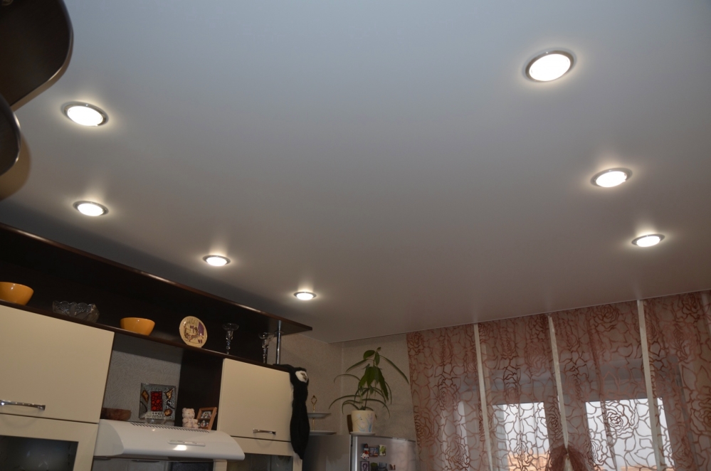 Классических натяжной потолок с симметричным расположением светильников в условиях ограниченного пространства чувствует себя отлично