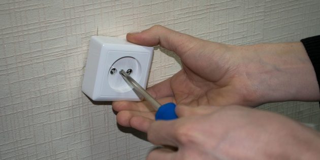 Инструкция по установке розеток: Обесточьте помещение с помощью рубильника в электрощите