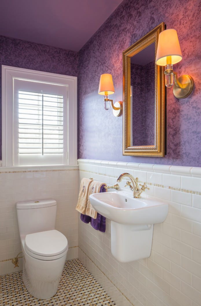 фиолетовые обои в туалете