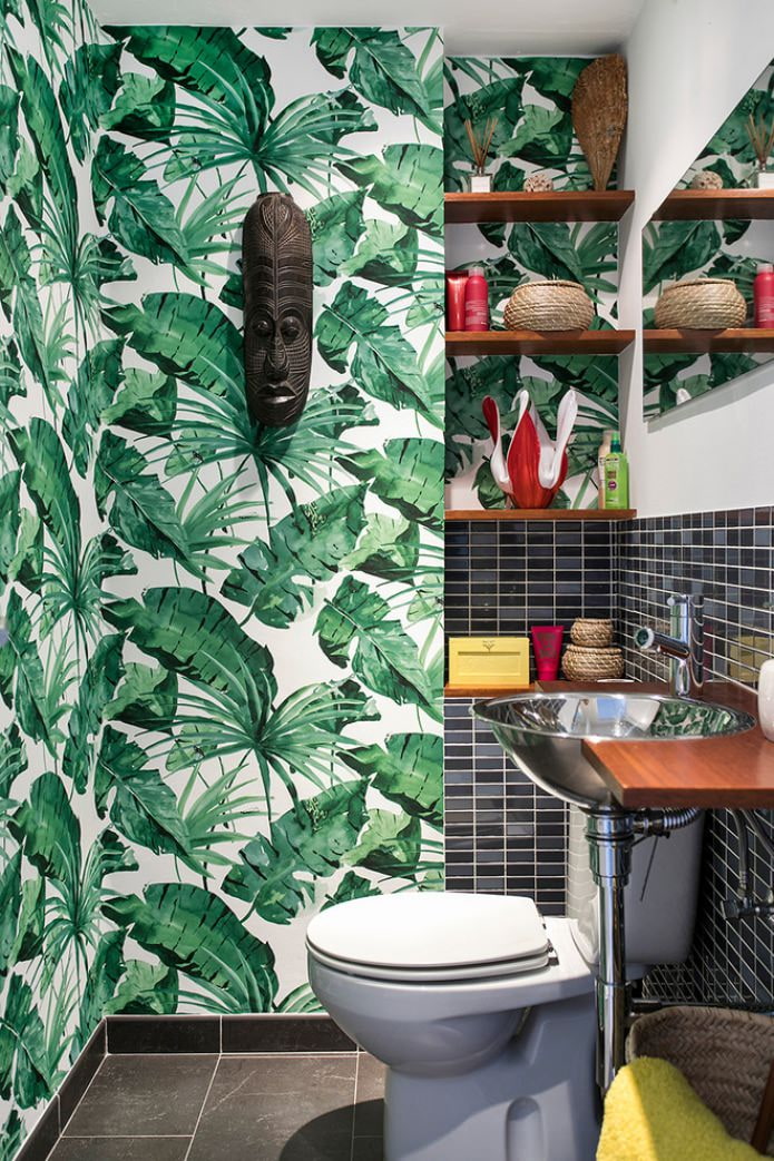 рисунок листьев папоротника на стене в туалете