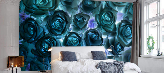 декорирование акцентной стены в спальне рисунком роз на обоях