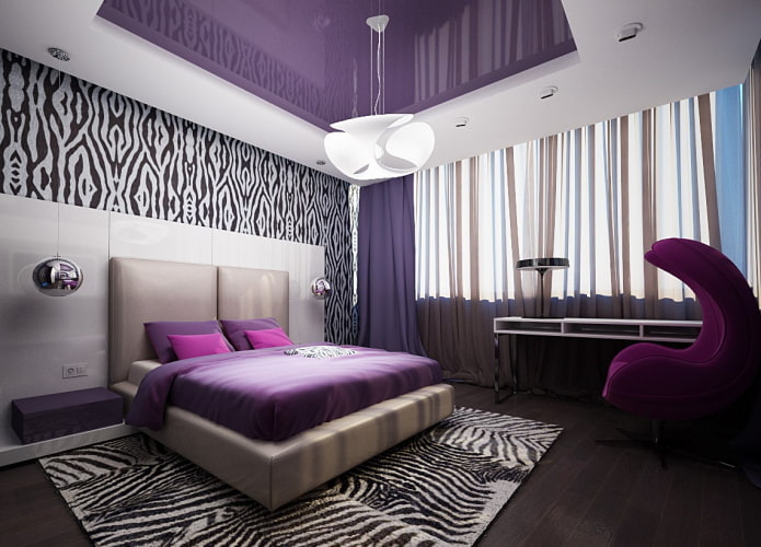 фиолетово-белый потолок в спальне