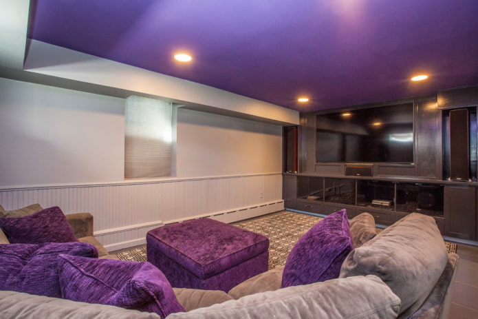 потолок фиолетового цвета с бежевыми стенами
