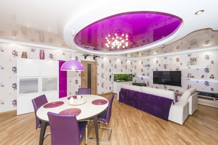 потолок фиолетового цвета в гостиной