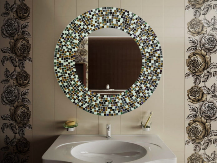 зеркало с мозаикой в интерьере ванной
