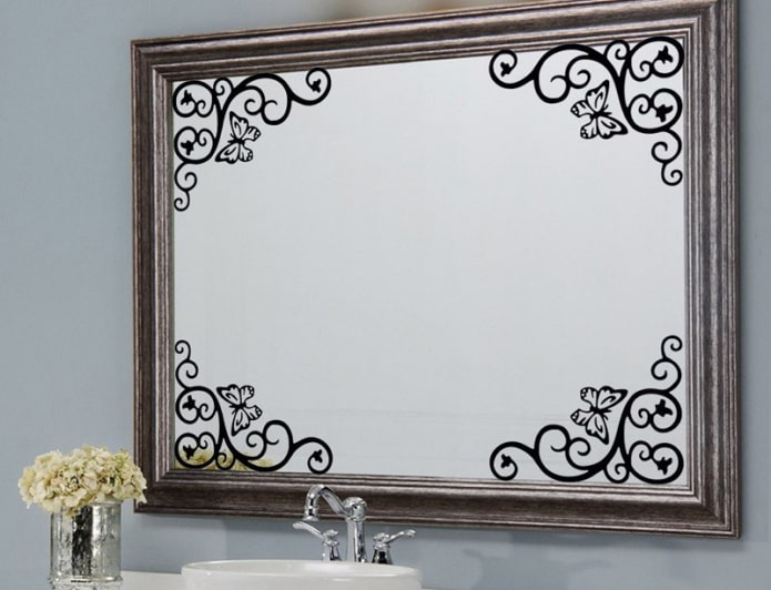 зеркало с наклейками в интерьере ванной