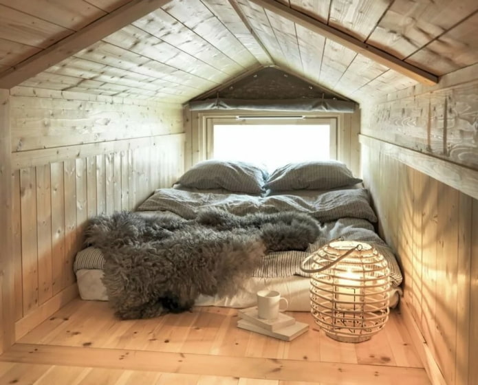 уютная спальня на чердаке