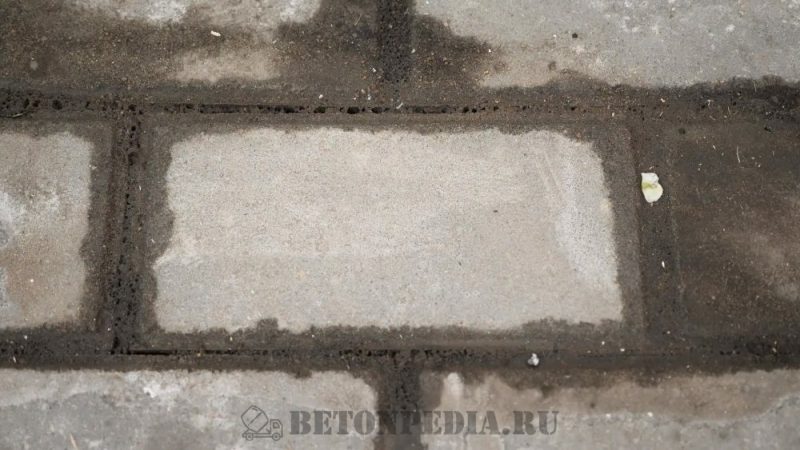 Чем удалить высолы на бетоне