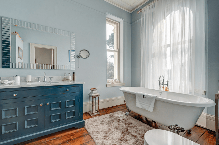 Синяя ванная дизайн.