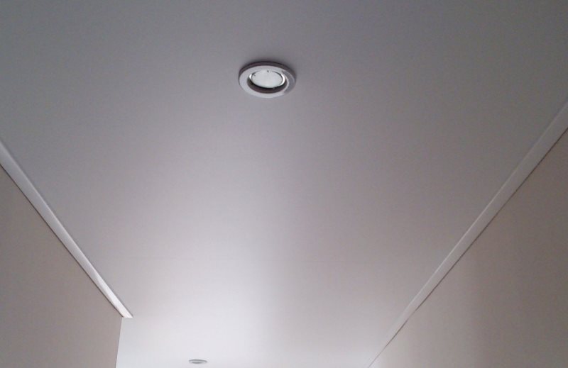 Встроенный светильник на ровной поверхности потолка прихожей