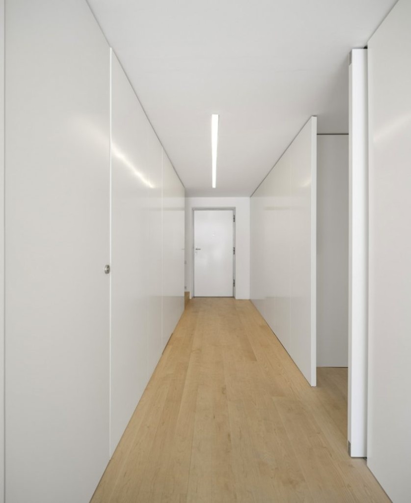Комфортное освещение узкого коридора в стиле минимализма