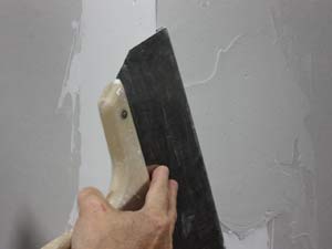 photo applying a second coat of joint compound to metal drywall corner bead