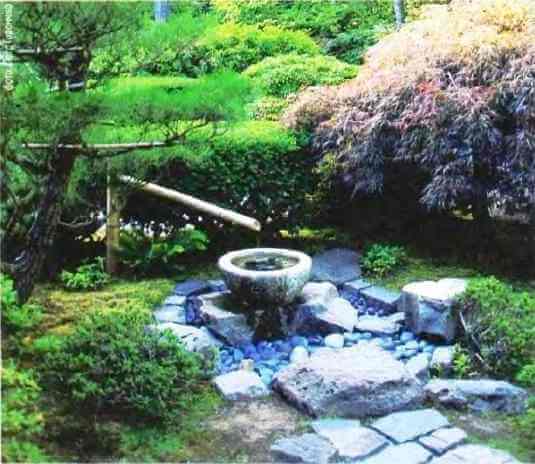 Красивый родник в саду в японском стиле - композиция из растений