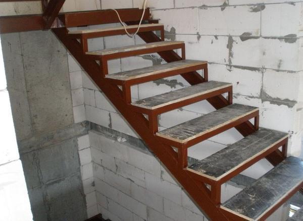 Перед тем как приобрести шкаф, который будет располагаться под лестницей, стоит выполнить замеры, чтобы он туда поместился