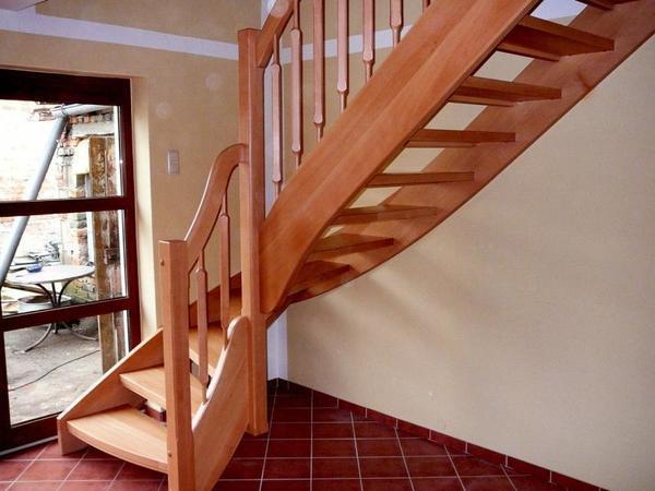 При обустройстве лестницы на второй этаж необходимо учитывать интерьер дома