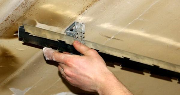Установку реечных панелей необходимо проводить с помощью строительного уровня, закрепляя рейки в специальных отверстиях на металлическом каркасе