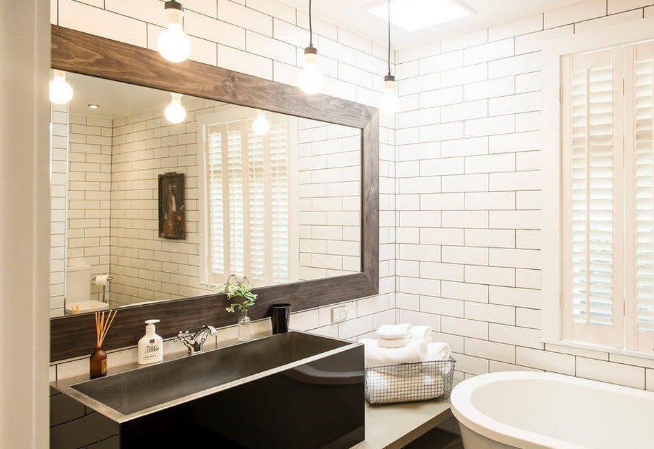 Отлично в интерьере ванной комнаты смотрится большое зеркало, которое делает помещение эстетичным и зрительно его увеличивает 
