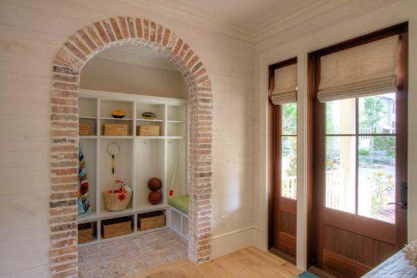 Декорировать арку в квартире нужно так, чтобы она гармонично и стильно дополняла интерьер помещения 