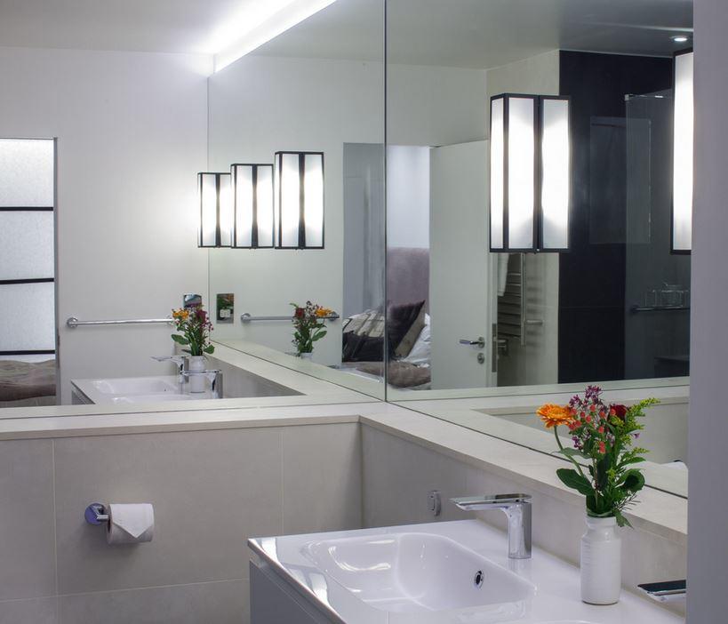 Если вы решили самостоятельно обустроить зеркальную ванную комнату, тогда следует заранее подготовить все необходимые материалы и инструменты, включая строительное зеркальное полотно