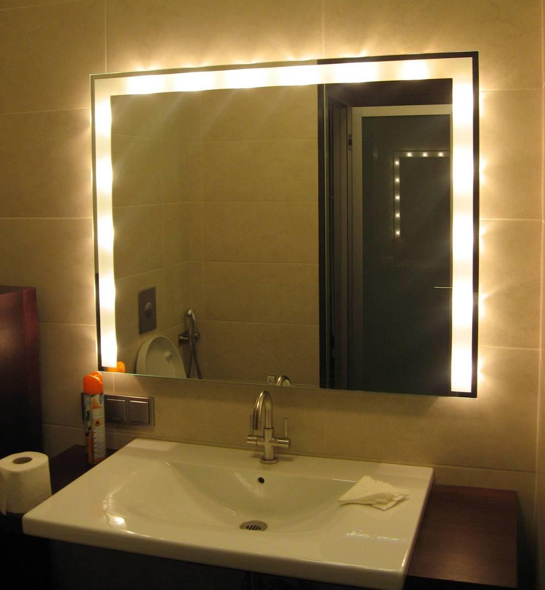 Для отделки зеркала в ванной комнате вполне можно использовать небольшие осветительные приборы