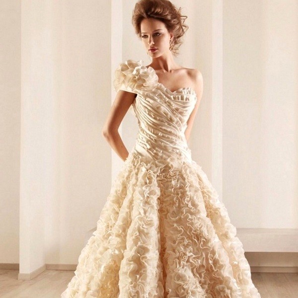 Нежное свадебное платье в цвете айвори
