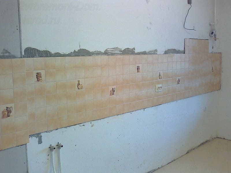 укладка плитки на кухне на стену