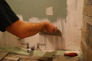 выравнивание стен клеем под плитку