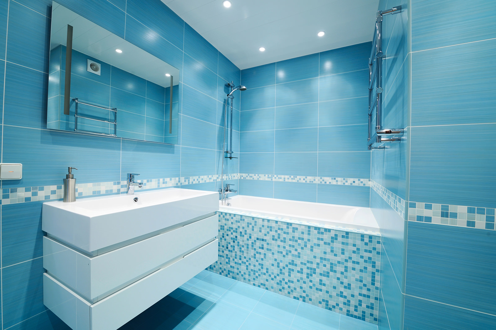 Современная бело-голубая ванная комната