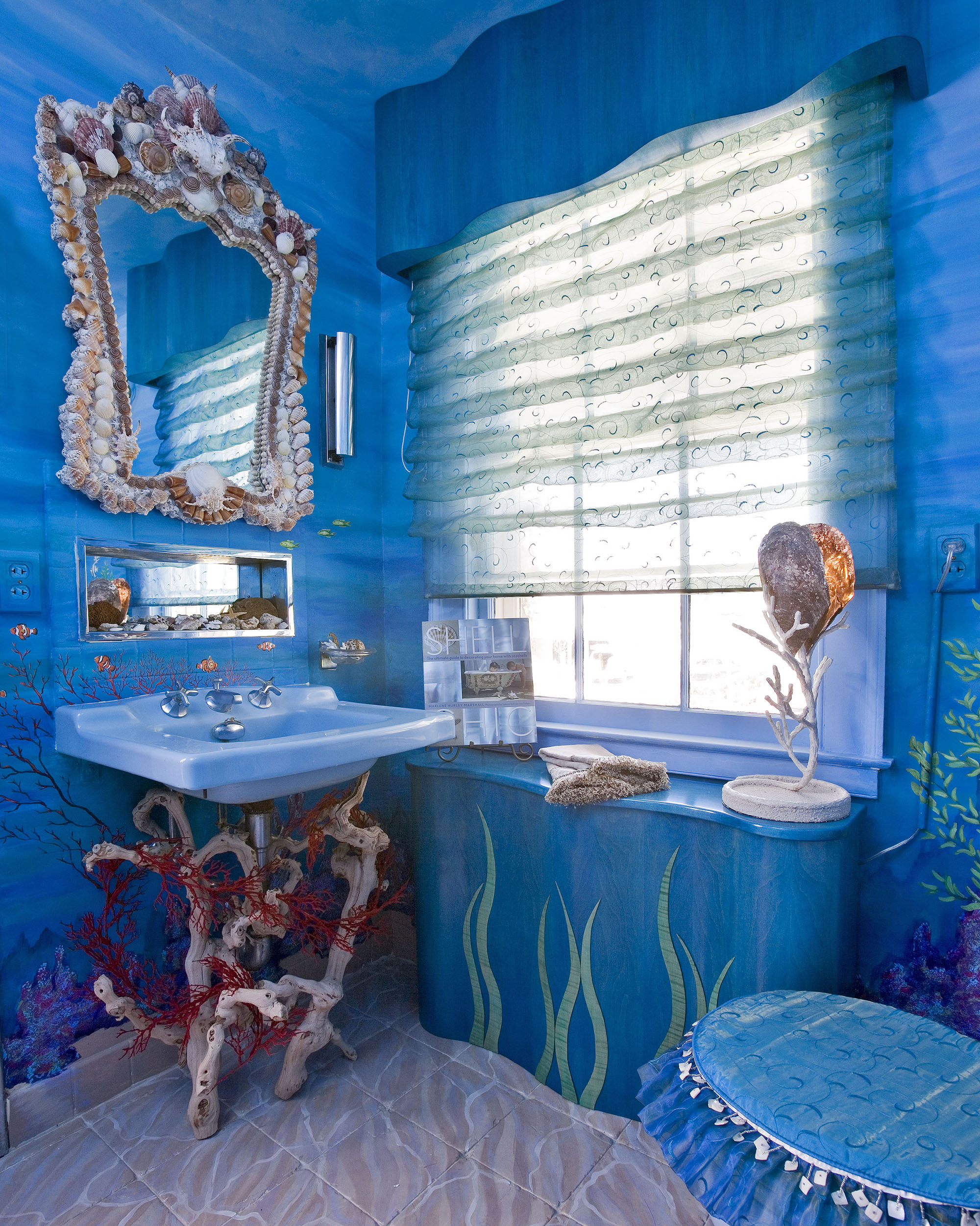 Сине-голубая ванная с темным потолком