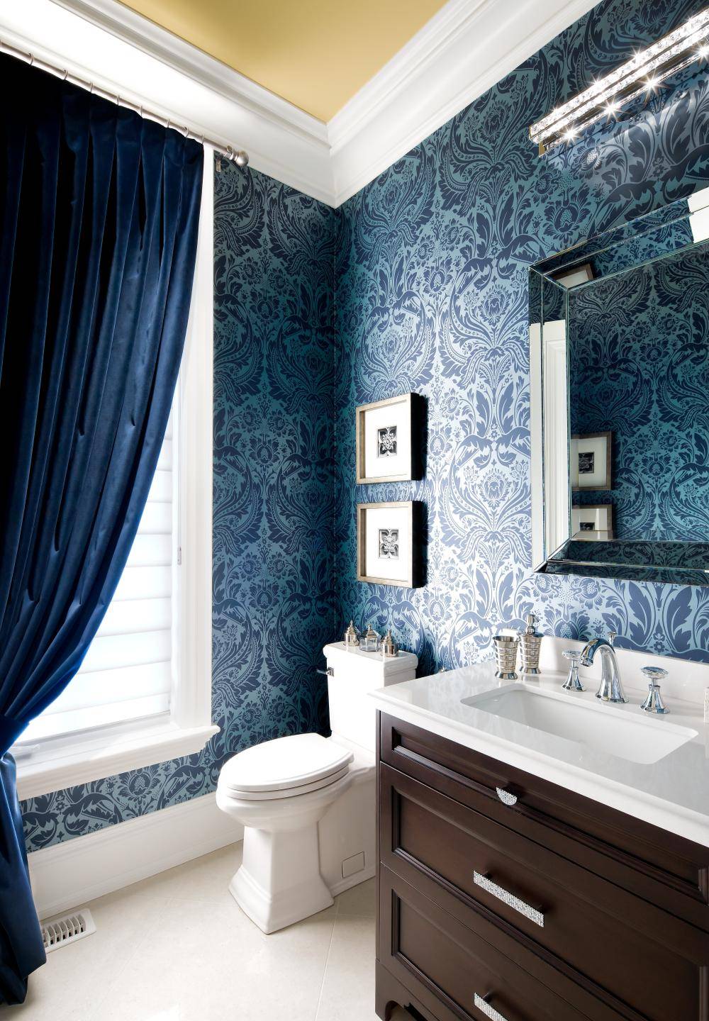 Сине-белая ванная комната с красивыми обоями