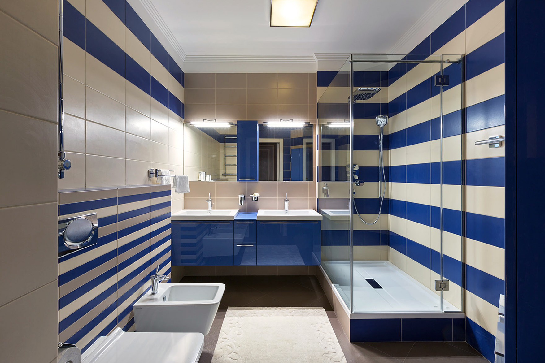Синяя и кремовая плитка в ванной