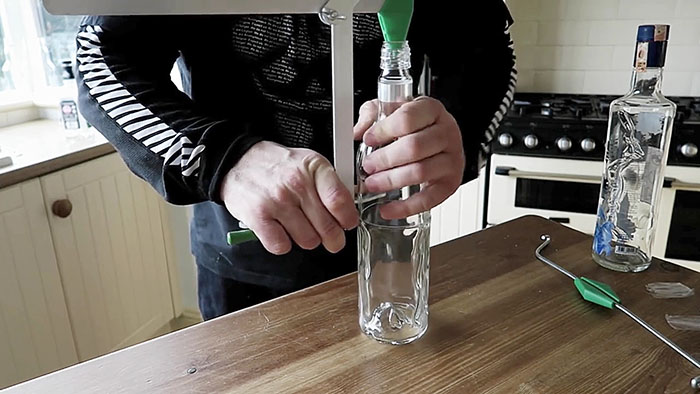 6 способов ровно разрезать стеклянную бутылку