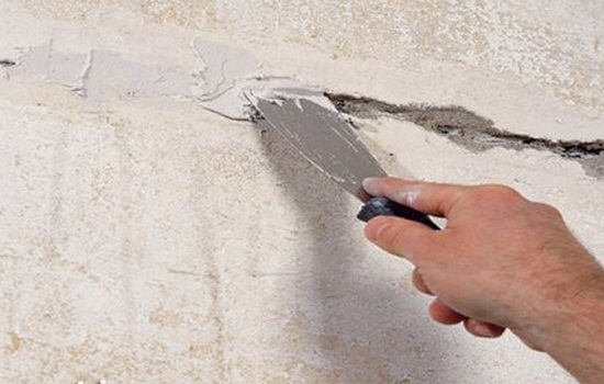 Как заделать трещины в штукатурке на стене – рекомендации мастеров