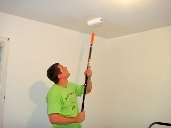 как покрасить потолок красиво своими руками фото
