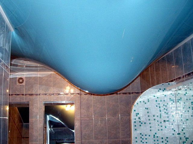 Протечки в ванной - весьма вероятны, и потолок должен быть "готов к этому"