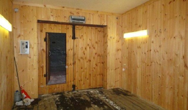 Если решено применить для облицовки стен и потолка в гараже натуральную вагонку, то древесина обязательно должна быть подвергнута определенной подготовке