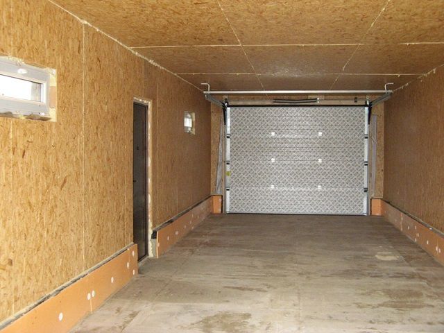 Отличным материалом для обшивки стен в гараже могут стать листы ОСП