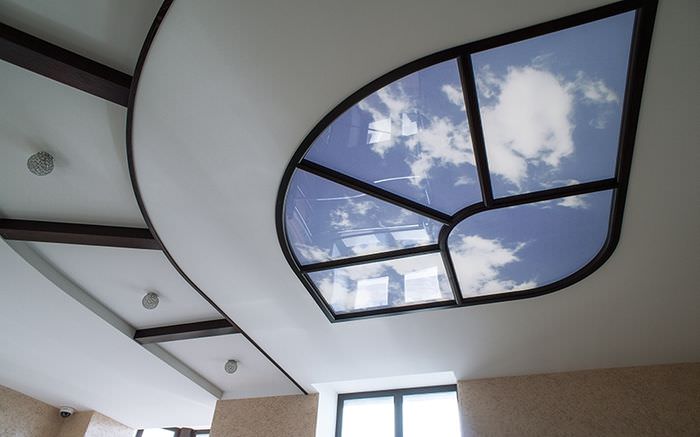 Многоуровневый потолок с имитацией окна