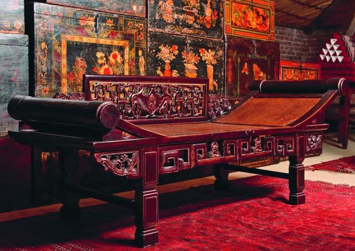 Деревянная скамья в китайском стиле