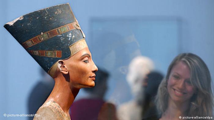 Бюст Нефертити в синем головном уборе