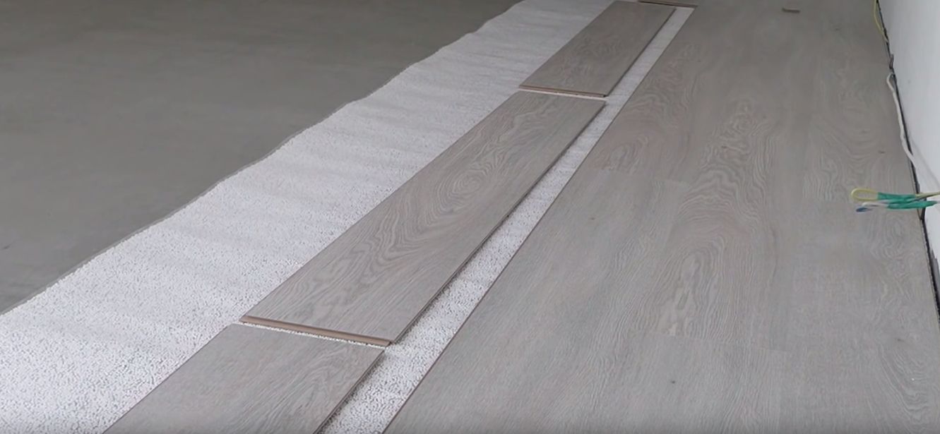 После завершения работ со стяжкой подложка под ламинат укладывается прямо на бетон, затем можно приступать к укладке ламината