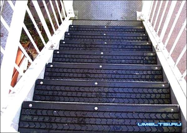 Что бы не было зимой скользко или избежать износа деревянной лестницы